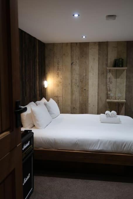 Quirky Retreats - The Hidden Retreat * Windermere