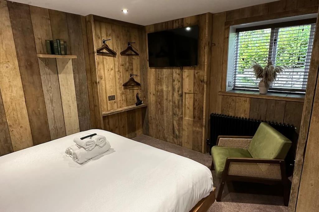 Quirky Retreats - The Hidden Retreat * Windermere